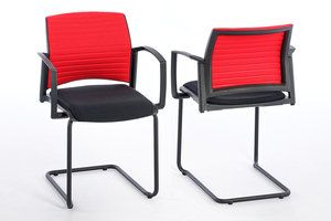 Die Armlehnen des Freischwingers bieten eine angenehme Armablage